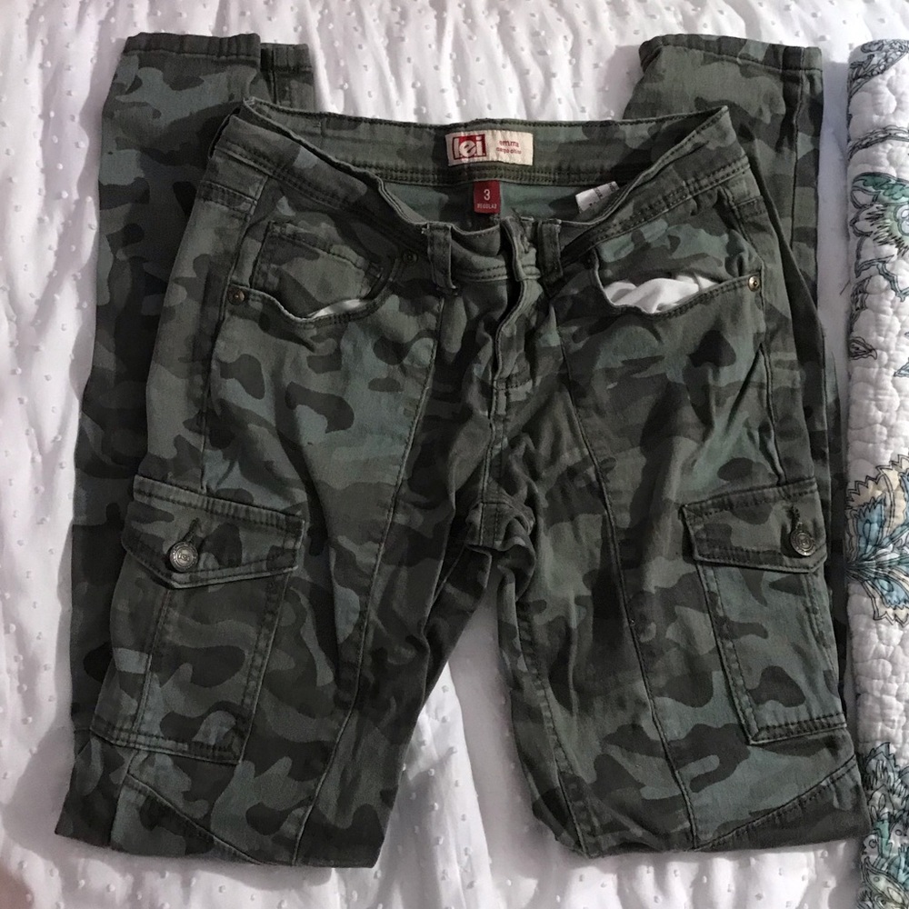 Cargo Pants! Super Cute Details! L.e.i. Brand!